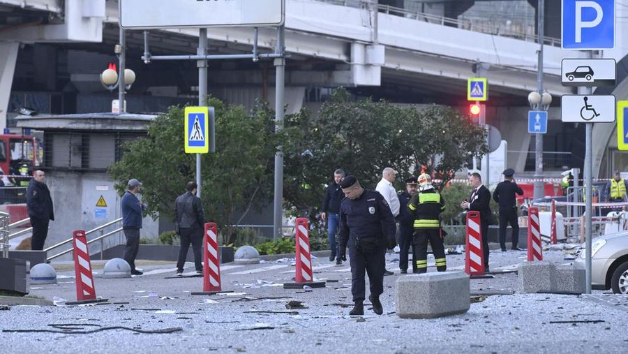 Kondisi gedung perkantoran yang rusak akibat serang pesawat tanpa awak Ukraina di Moskow, Rusia, Minggu (30/7/2023. (AP Photo)