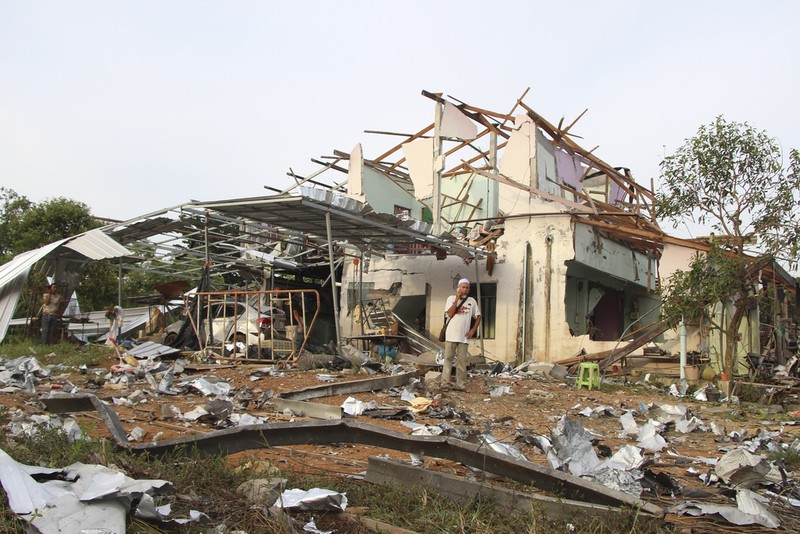 Kondisi lokasi ledakan di gudang kembang api di provinsi Narathiwat, Thailand, Sabtu (29/7/2023). (AP Photo/Kriya Tehtani) Kondisi lokasi ledakan di gudang kembang api di provinsi Narathiwat, Thailand, Sabtu (29/7/2023). (AP Photo/Kriya Tehtani)