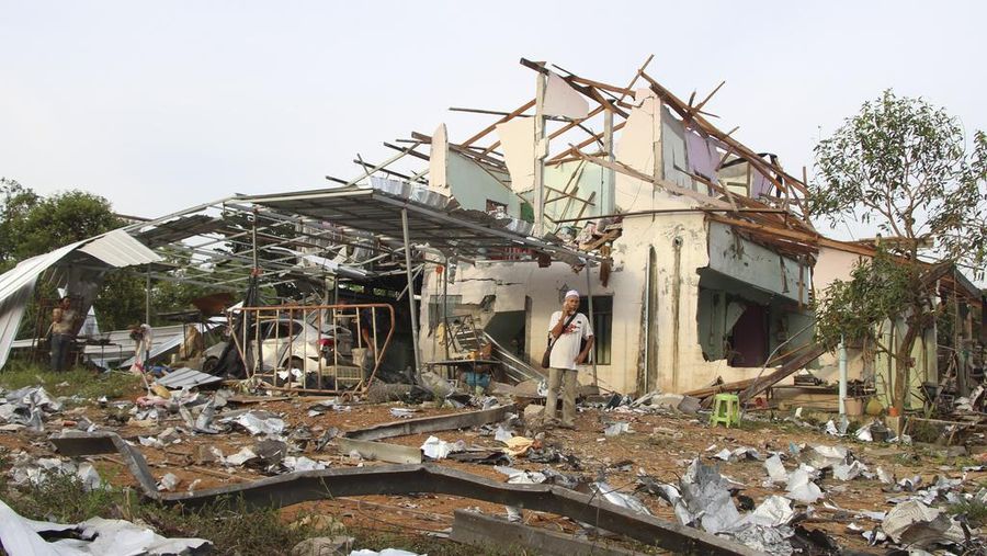 Kondisi lokasi ledakan di gudang kembang api di provinsi Narathiwat, Thailand, Sabtu (29/7/2023). (AP Photo/Kriya Tehtani)