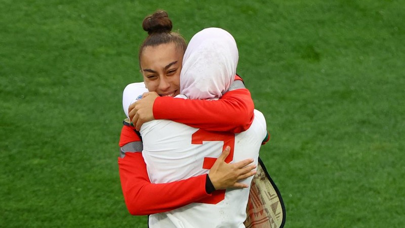 Warga beraktivitas saat gelombang pans di Central Park Manhattan, New York City, Amerika Serikat. (REUTERS/Amr Alfiky)