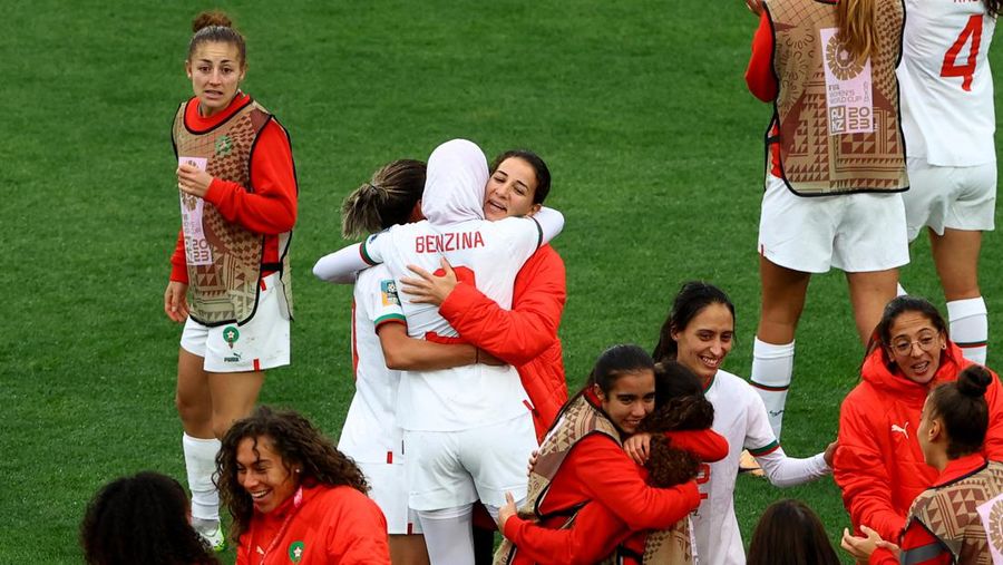 Warga beraktivitas saat gelombang pans di Central Park Manhattan, New York City, Amerika Serikat. (REUTERS/Amr Alfiky)