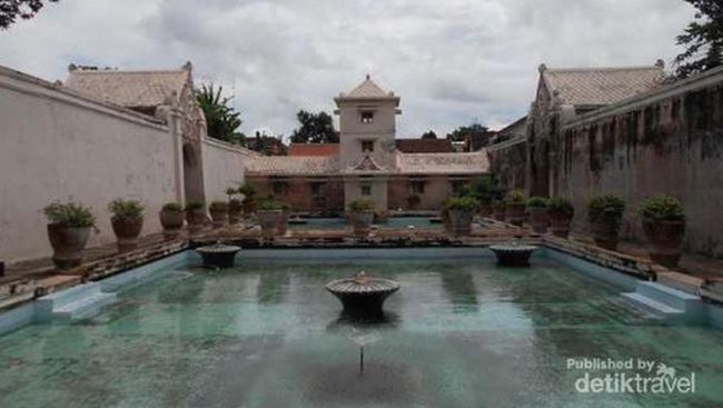 Ramai-Ramai Bule Eropa ke Indonesia Demi Wisata Mandi