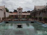 Ramai-Ramai Bule Eropa Terbang ke Indonesia buat Wisata Mandi