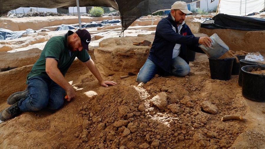 Penemuan 125 makam Romawi dan 2 sarkofagus timah yang langka di Gaza, Palestina. (REUTERS/Mohammed Salem)