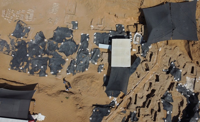 Penemuan 125 makam Romawi dan 2 sarkofagus timah yang langka di Gaza, Palestina. (REUTERS/Mohammed Salem)