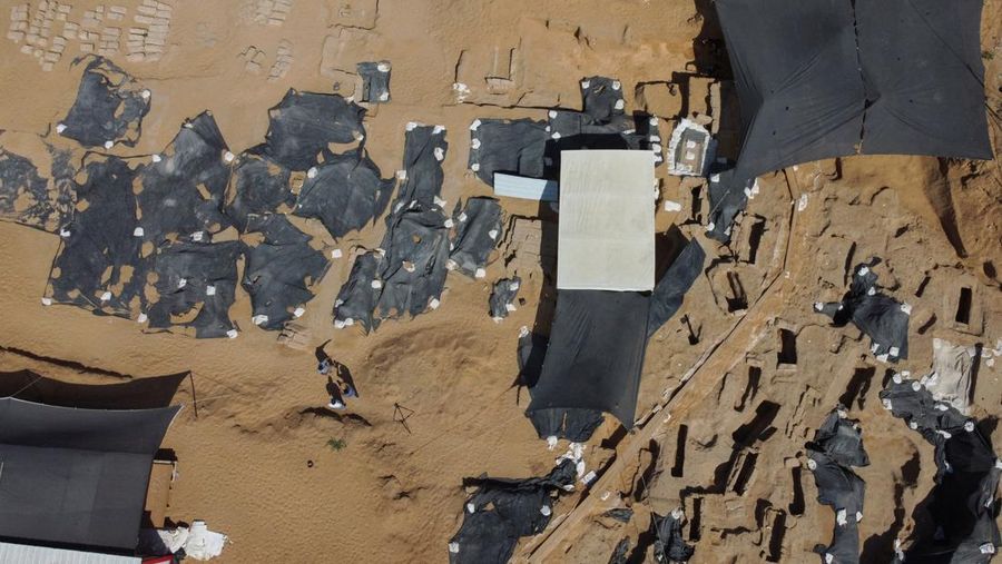 Penemuan 125 makam Romawi dan 2 sarkofagus timah yang langka di Gaza, Palestina. (REUTERS/Mohammed Salem)