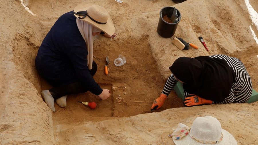 Penemuan 125 makam Romawi dan 2 sarkofagus timah yang langka di Gaza, Palestina. (REUTERS/Mohammed Salem)