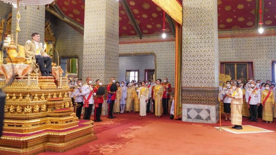 Ratu Suthida, Putri Sirivannavari Nariratana dan Putri Maha Chakri Sirindhorn menghadiri upacara untuk merayakan ulang tahun ke-71 Raja Thailand Maha Vajiralongkorn di Grand Palace, Bangkok, Thailand, Jumat (28/7/2023). (Thailand Royal Household Bureau/Handout via REUTERS)