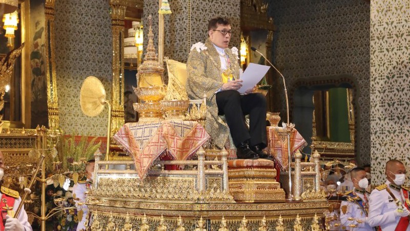 Raja Thailand Maha Vajiralongkorn duduk selama upacara untuk merayakan ulang tahunnya yang ke-71 di Grand Palace di Bangkok, Thailand, Jumat (28/7/2023). (Dok. royaloffice.th) Raja Thailand Maha Vajiralongkorn duduk selama upacara untuk merayakan ulang tahunnya yang ke-71 di Grand Palace di Bangkok, Thailand, Jumat (28/7/2023). (Dok. royaloffice.th)
