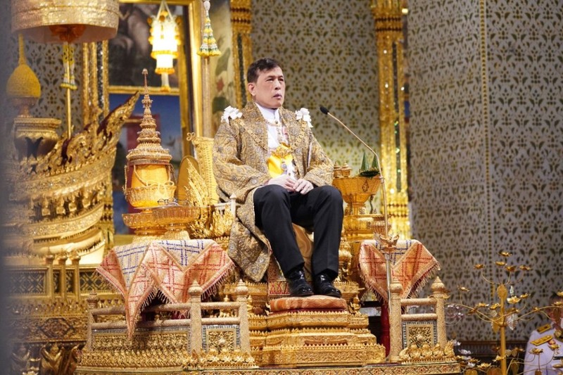 Raja Thailand Maha Vajiralongkorn duduk selama upacara untuk merayakan ulang tahunnya yang ke-71 di Grand Palace di Bangkok, Thailand, Jumat (28/7/2023). (Dok. royaloffice.th) Raja Thailand Maha Vajiralongkorn duduk selama upacara untuk merayakan ulang tahunnya yang ke-71 di Grand Palace di Bangkok, Thailand, Jumat (28/7/2023). (Dok. royaloffice.th)