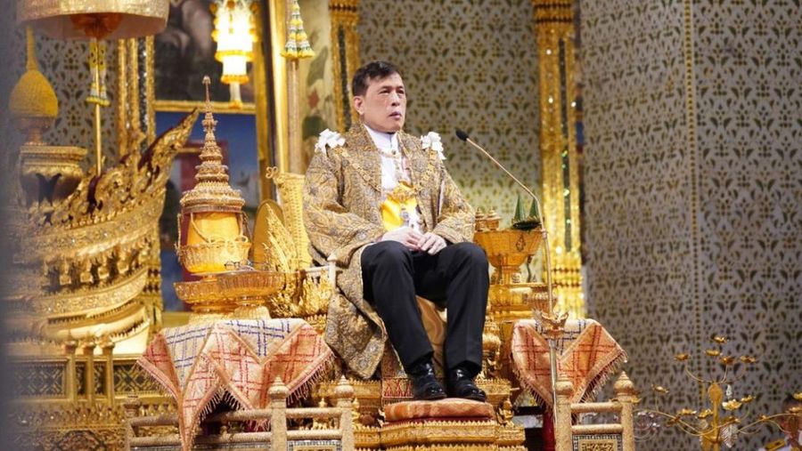 Ratu Suthida, Putri Sirivannavari Nariratana dan Putri Maha Chakri Sirindhorn menghadiri upacara untuk merayakan ulang tahun ke-71 Raja Thailand Maha Vajiralongkorn di Grand Palace, Bangkok, Thailand, Jumat (28/7/2023). (Thailand Royal Household Bureau/Handout via REUTERS)