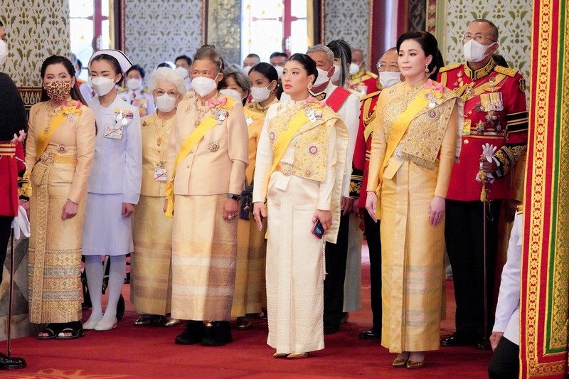 Raja Thailand Maha Vajiralongkorn duduk selama upacara untuk merayakan ulang tahunnya yang ke-71 di Grand Palace di Bangkok, Thailand, Jumat (28/7/2023). (Dok. royaloffice.th)