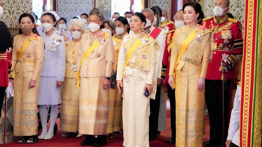 Ratu Suthida, Putri Sirivannavari Nariratana dan Putri Maha Chakri Sirindhorn menghadiri upacara untuk merayakan ulang tahun ke-71 Raja Thailand Maha Vajiralongkorn di Grand Palace, Bangkok, Thailand, Jumat (28/7/2023). (Thailand Royal Household Bureau/Handout via REUTERS)