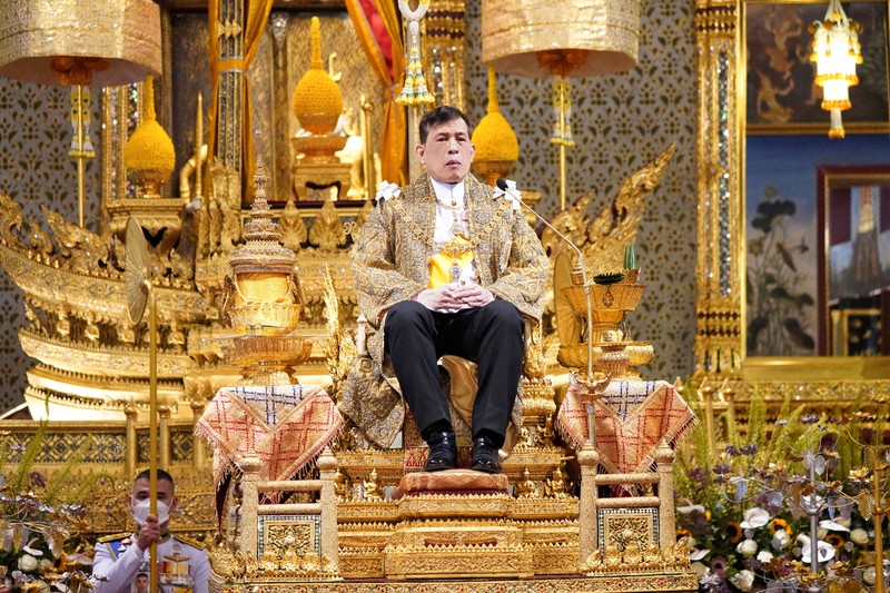 Raja Thailand Maha Vajiralongkorn duduk selama upacara untuk merayakan ulang tahunnya yang ke-71 di Grand Palace di Bangkok, Thailand, Jumat (28/7/2023). (Dok. royaloffice.th) Raja Thailand Maha Vajiralongkorn duduk selama upacara untuk merayakan ulang tahunnya yang ke-71 di Grand Palace di Bangkok, Thailand, Jumat (28/7/2023). (Dok. royaloffice.th)