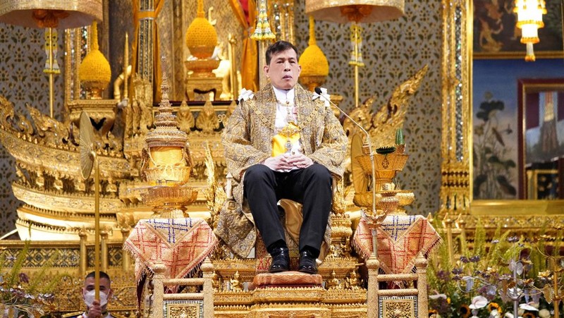 Ratu Suthida, Putri Sirivannavari Nariratana dan Putri Maha Chakri Sirindhorn menghadiri upacara untuk merayakan ulang tahun ke-71 Raja Thailand Maha Vajiralongkorn di Grand Palace, Bangkok, Thailand, Jumat (28/7/2023). (Thailand Royal Household Bureau/Handout via REUTERS)