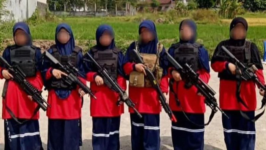 Viral foto santriwati Pondok Pesantren (Ponpes) Baitul Qur'an Al Jahra Magetan menenteng airsoft gun. (Dok. Istimewa)