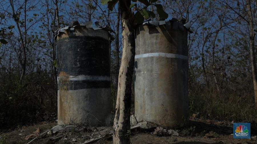 Bendungan Mursapa yang menyusut saat musim kemarau berkepanjangan di Desa Pucung Kidul, Kedungtuban, Kecamatan Kedungtuban, Kabupaten Blora, Jawa Tengah, Senin (31/7/2023). (CNBC Indonesia/Tri Susilo)