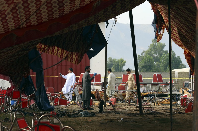Seorang korban luka akibat ledakan bom dahsyat bersama kerabatnya setibanya di sebuah rumah sakit di Peshawar, Pakistan, Minggu, 30 Juli 2023. Sebuah bom mengoyak unjuk rasa pendukung ulama garis keras dan pemimpin politik di barat laut negara itu. Distrik Bajur yang berbatasan dengan Afghanistan pada Minggu, kata polisi dan pejabat kesehatan. (AP Photo/Muhammad Sajjad)