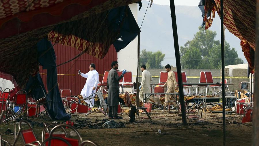 Seorang korban luka akibat ledakan bom dahsyat bersama kerabatnya setibanya di sebuah rumah sakit di Peshawar, Pakistan, Minggu, 30 Juli 2023. Sebuah bom mengoyak unjuk rasa pendukung ulama garis keras dan pemimpin politik di barat laut negara itu. Distrik Bajur yang berbatasan dengan Afghanistan pada Minggu, kata polisi dan pejabat kesehatan. (AP Photo/Muhammad Sajjad)