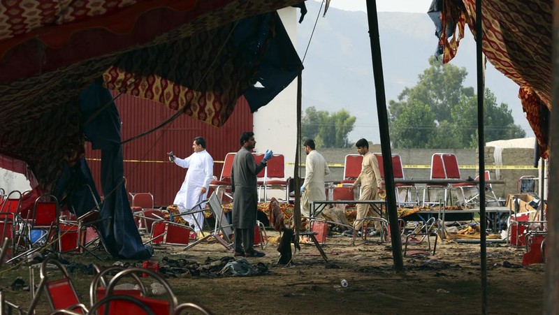 Seorang korban luka akibat ledakan bom dahsyat bersama kerabatnya setibanya di sebuah rumah sakit di Peshawar, Pakistan, Minggu, 30 Juli 2023. Sebuah bom mengoyak unjuk rasa pendukung ulama garis keras dan pemimpin politik di barat laut negara itu. Distrik Bajur yang berbatasan dengan Afghanistan pada Minggu, kata polisi dan pejabat kesehatan. (AP Photo/Muhammad Sajjad)