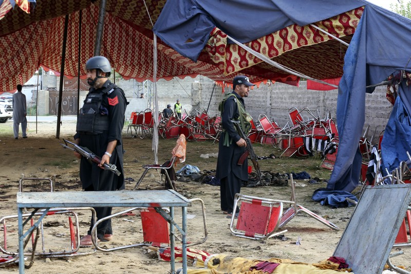 Seorang korban luka akibat ledakan bom dahsyat bersama kerabatnya setibanya di sebuah rumah sakit di Peshawar, Pakistan, Minggu, 30 Juli 2023. Sebuah bom mengoyak unjuk rasa pendukung ulama garis keras dan pemimpin politik di barat laut negara itu. Distrik Bajur yang berbatasan dengan Afghanistan pada Minggu, kata polisi dan pejabat kesehatan. (AP Photo/Muhammad Sajjad)