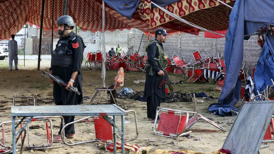 Seorang korban luka akibat ledakan bom dahsyat bersama kerabatnya setibanya di sebuah rumah sakit di Peshawar, Pakistan, Minggu, 30 Juli 2023. Sebuah bom mengoyak unjuk rasa pendukung ulama garis keras dan pemimpin politik di barat laut negara itu. Distrik Bajur yang berbatasan dengan Afghanistan pada Minggu, kata polisi dan pejabat kesehatan. (AP Photo/Muhammad Sajjad)