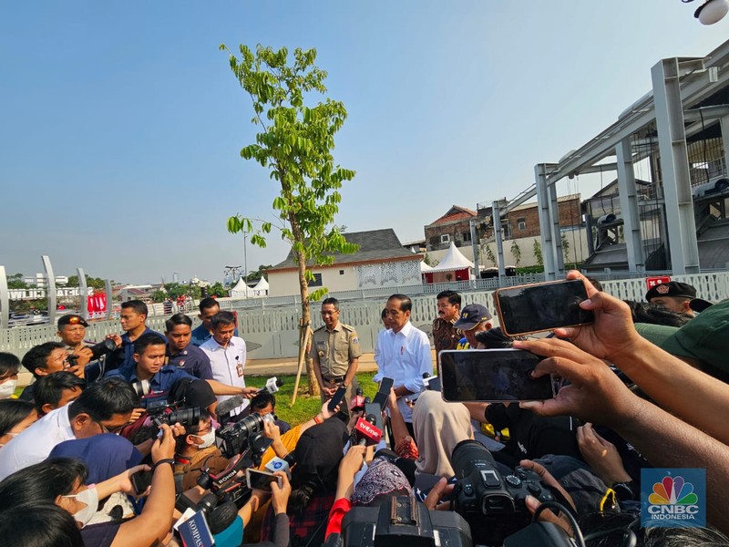 Presiden Joko Widodo (tengah) saat menghadiri peresmian sodetan Ciliwung. (YouTube/Sekretariat Presiden) Presiden Joko Widodo (tengah) saat menghadiri peresmian sodetan Ciliwung. (YouTube/Sekretariat Presiden)