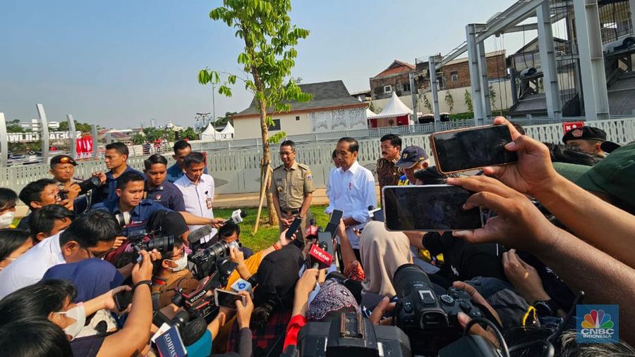 Presiden Joko Widodo (tengah) saat menghadiri peresmian sodetan Ciliwung. (YouTube/Sekretariat Presiden)