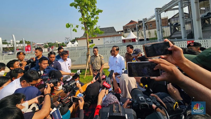 Presiden Joko Widodo (tengah) saat menghadiri peresmian sodetan Ciliwung. (YouTube/Sekretariat Presiden)