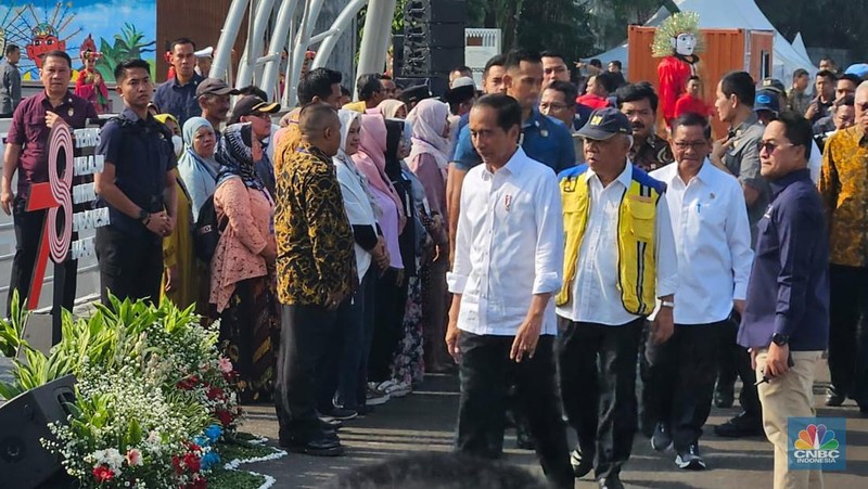 Presiden Joko Widodo (tengah) saat menghadiri peresmian sodetan Ciliwung. (YouTube/Sekretariat Presiden)