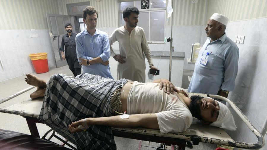Seorang korban luka akibat ledakan bom dahsyat bersama kerabatnya setibanya di sebuah rumah sakit di Peshawar, Pakistan, Minggu, 30 Juli 2023. Sebuah bom mengoyak unjuk rasa pendukung ulama garis keras dan pemimpin politik di barat laut negara itu. Distrik Bajur yang berbatasan dengan Afghanistan pada Minggu, kata polisi dan pejabat kesehatan. (AP Photo/Muhammad Sajjad)