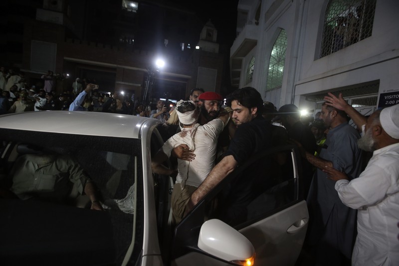 Seorang korban luka akibat ledakan bom dahsyat bersama kerabatnya setibanya di sebuah rumah sakit di Peshawar, Pakistan, Minggu, 30 Juli 2023. Sebuah bom mengoyak unjuk rasa pendukung ulama garis keras dan pemimpin politik di barat laut negara itu. Distrik Bajur yang berbatasan dengan Afghanistan pada Minggu, kata polisi dan pejabat kesehatan. (AP Photo/Muhammad Sajjad)