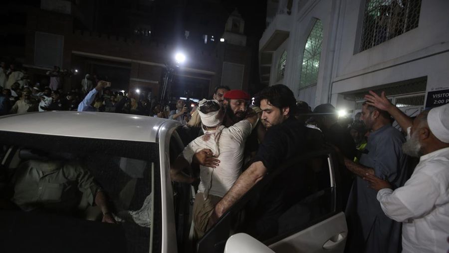 Seorang korban luka akibat ledakan bom dahsyat bersama kerabatnya setibanya di sebuah rumah sakit di Peshawar, Pakistan, Minggu, 30 Juli 2023. Sebuah bom mengoyak unjuk rasa pendukung ulama garis keras dan pemimpin politik di barat laut negara itu. Distrik Bajur yang berbatasan dengan Afghanistan pada Minggu, kata polisi dan pejabat kesehatan. (AP Photo/Muhammad Sajjad)
