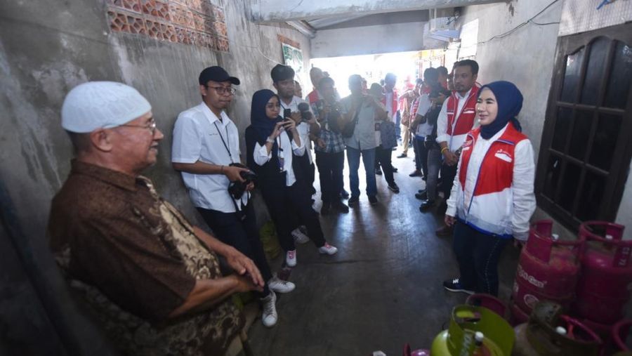 Setelah Bali, Direktur Utama Pertamina (Persero) Nicke Widyawati kembali meninjau langsung penyaluran LPG 3 KG di beberapa pangkalan LPG di Palembang, Sumatera Selatan, pada Senin 31 Juli 2023. (Dok. Pertamina)