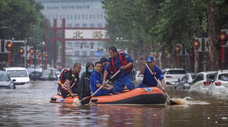 Banjir akibat hujan lebat dan topan doksuri di Beijing, China, Selasa. (1/8/2023). (REUTERS/Thomas Peter)