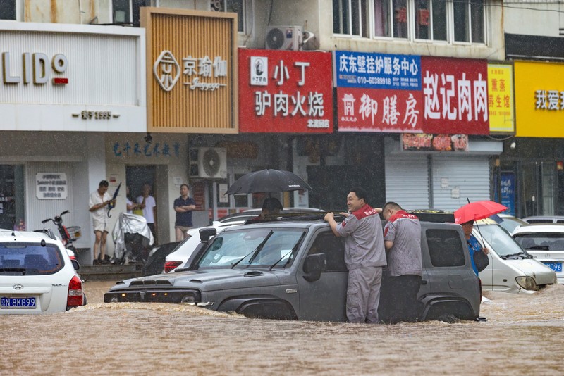 Banjir akibat hujan lebat dan topan doksuri di Beijing, China, Selasa. (1/8/2023). (REUTERS/Thomas Peter) Banjir akibat hujan lebat dan topan doksuri di Beijing, China, Selasa. (1/8/2023). (REUTERS/Thomas Peter)