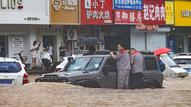 Banjir akibat hujan lebat dan topan doksuri di Beijing, China, Selasa. (1/8/2023). (REUTERS/Thomas Peter)