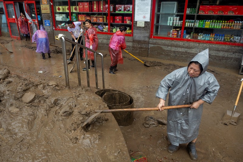 Banjir akibat hujan lebat dan topan doksuri di Beijing, China, Selasa. (1/8/2023). (REUTERS/Thomas Peter) Banjir akibat hujan lebat dan topan doksuri di Beijing, China, Selasa. (1/8/2023). (REUTERS/Thomas Peter)