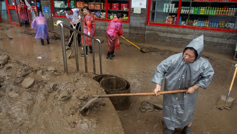 Banjir akibat hujan lebat dan topan doksuri di Beijing, China, Selasa. (1/8/2023). (REUTERS/Thomas Peter)