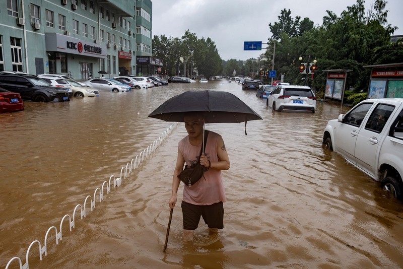 Banjir akibat hujan lebat dan topan doksuri di Beijing, China, Selasa. (1/8/2023). (REUTERS/Thomas Peter) Banjir akibat hujan lebat dan topan doksuri di Beijing, China, Selasa. (1/8/2023). (REUTERS/Thomas Peter)