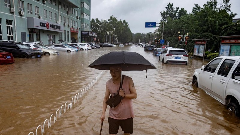 Banjir akibat hujan lebat dan topan doksuri di Beijing, China, Selasa. (1/8/2023). (REUTERS/Thomas Peter)