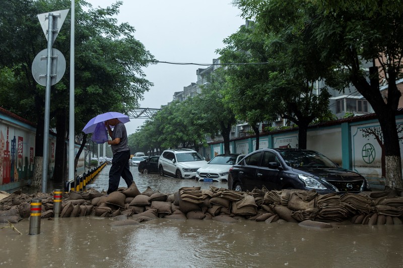 Banjir akibat hujan lebat dan topan doksuri di Beijing, China, Selasa. (1/8/2023). (REUTERS/Thomas Peter)
