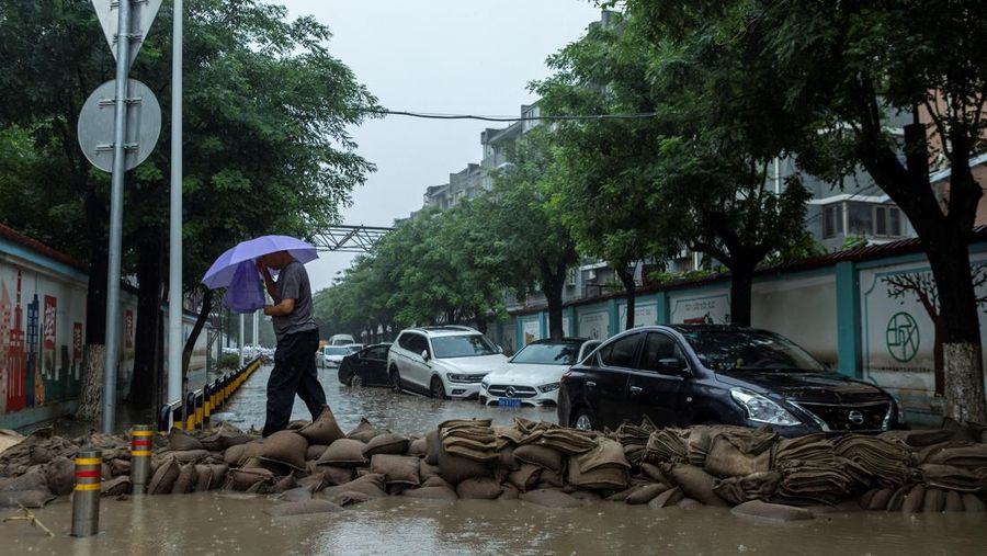 Banjir akibat hujan lebat dan topan doksuri di Beijing, China, Selasa. (1/8/2023). (REUTERS/Thomas Peter)