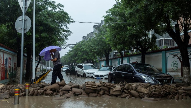 Banjir akibat hujan lebat dan topan doksuri di Beijing, China, Selasa. (1/8/2023). (REUTERS/Thomas Peter)