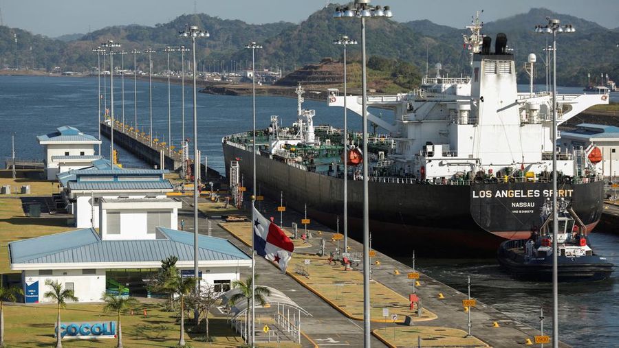 Kapal tanker minyak mentah LOS ANGELES SPIRIT Bahama digambarkan saat transit di kanal yang diperluas melalui Cocoli Locks di Terusan Panama, di pinggiran Panama City, Panama 10 Maret 2023. (REUTERS/Aris Martinez/File Photo)