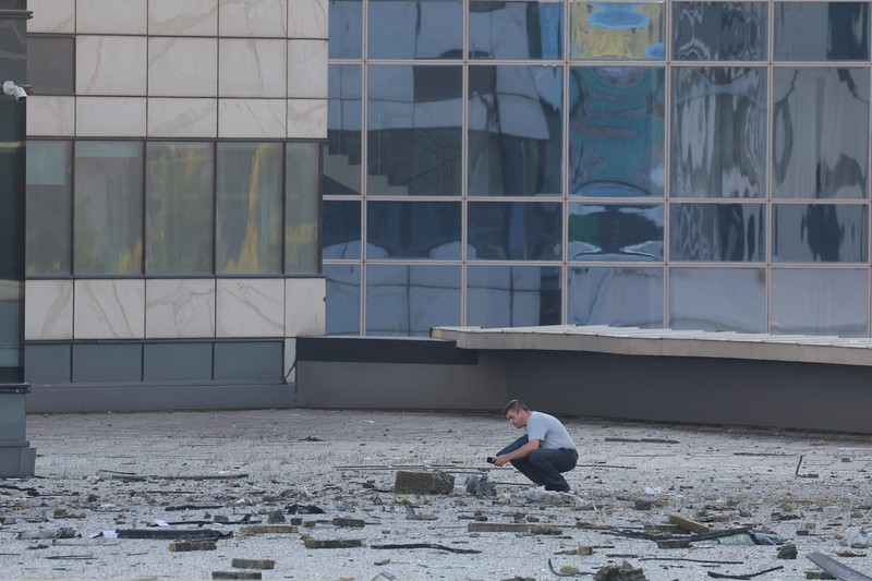 Kondisi kaca pada gedung perkantoran yang rusak usai serangan drone atau peswat tanpa awakn milik Ukraina di Moskow, Rusia, Selasa (1/8/2023). (REUTERS/Evgenia Novozhenina) Kondisi kaca pada gedung perkantoran yang rusak usai serangan drone atau peswat tanpa awakn milik Ukraina di Moskow, Rusia, Selasa (1/8/2023). (REUTERS/Evgenia Novozhenina)