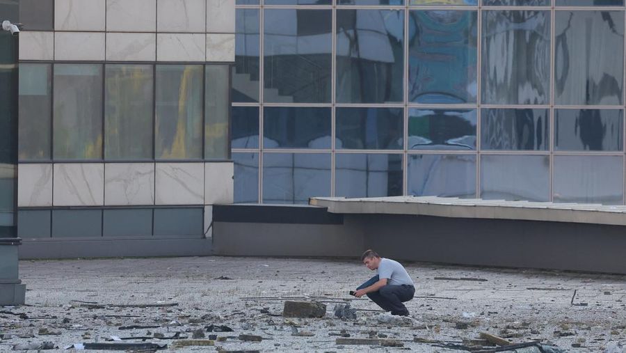 Kondisi kaca pada gedung perkantoran yang rusak usai serangan drone atau peswat tanpa awakn milik Ukraina di Moskow, Rusia, Selasa (1/8/2023). (REUTERS/Evgenia Novozhenina)