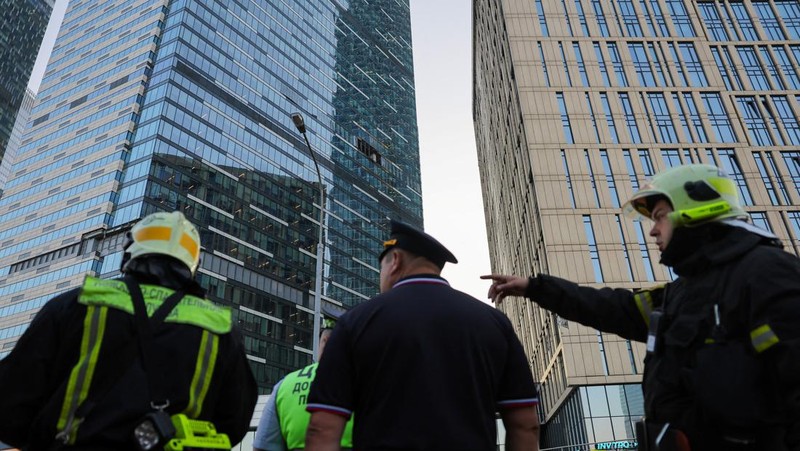 Kondisi kaca pada gedung perkantoran yang rusak usai serangan drone atau peswat tanpa awakn milik Ukraina di Moskow, Rusia, Selasa (1/8/2023). (REUTERS/Evgenia Novozhenina)