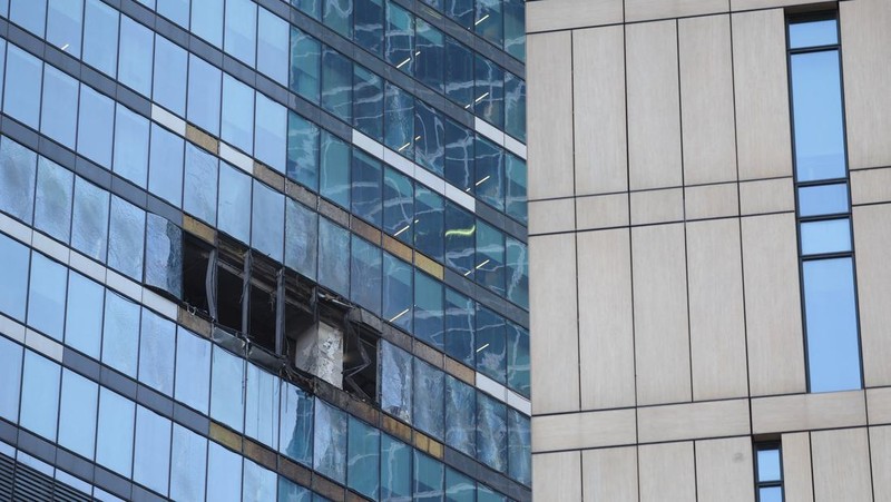Kondisi kaca pada gedung perkantoran yang rusak usai serangan drone atau peswat tanpa awakn milik Ukraina di Moskow, Rusia, Selasa (1/8/2023). (REUTERS/Evgenia Novozhenina)