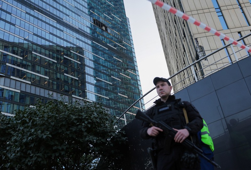 Kondisi kaca pada gedung perkantoran yang rusak usai serangan drone atau peswat tanpa awakn milik Ukraina di Moskow, Rusia, Selasa (1/8/2023). (REUTERS/Evgenia Novozhenina) Kondisi kaca pada gedung perkantoran yang rusak usai serangan drone atau peswat tanpa awakn milik Ukraina di Moskow, Rusia, Selasa (1/8/2023). (REUTERS/Evgenia Novozhenina)